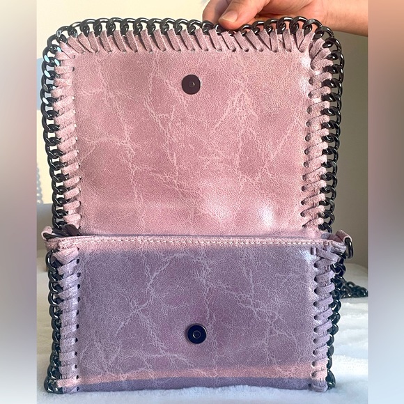 Borse In Pelle Made in Italy. Purple Leather Bag With Metal Trim and Chain - Picture 11 of 11